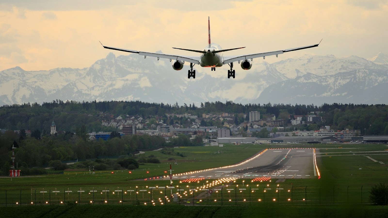 空港 旅客機の着陸風景