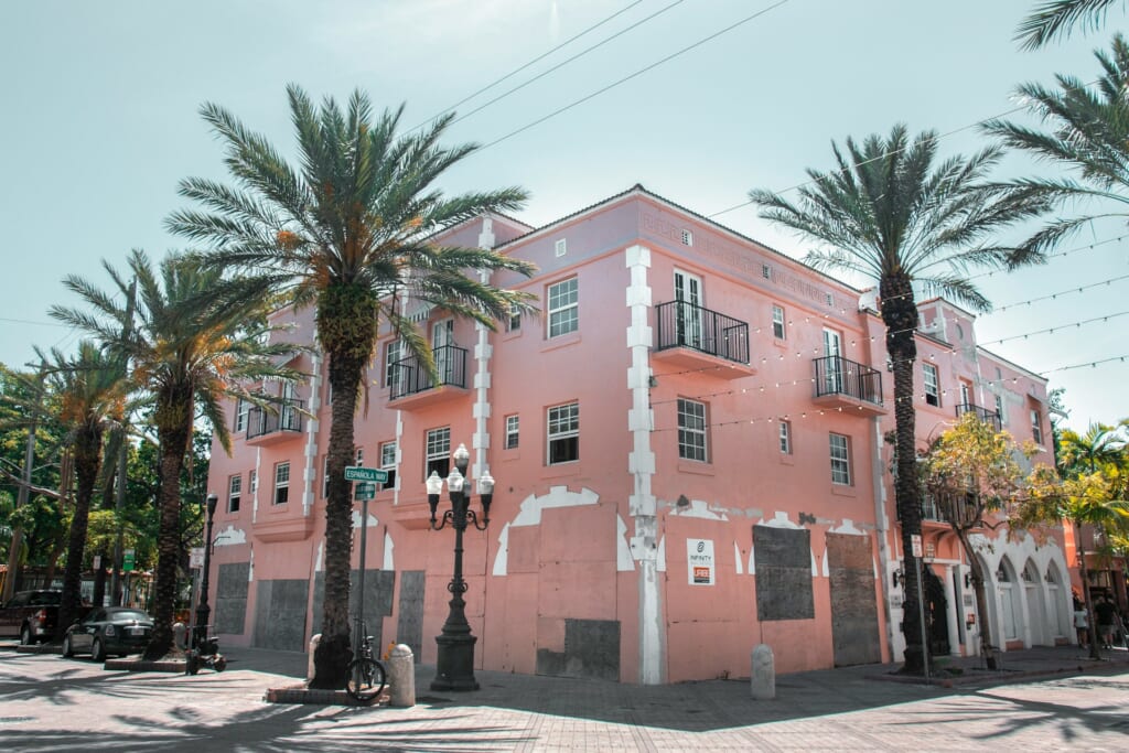 リトルハバナ ピンク色の建物の画像